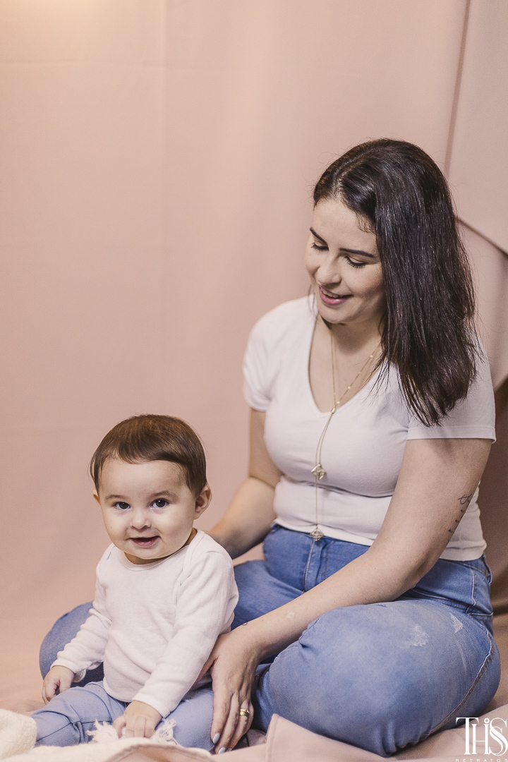 Mulher olhando bebê - Fotografa em SBC