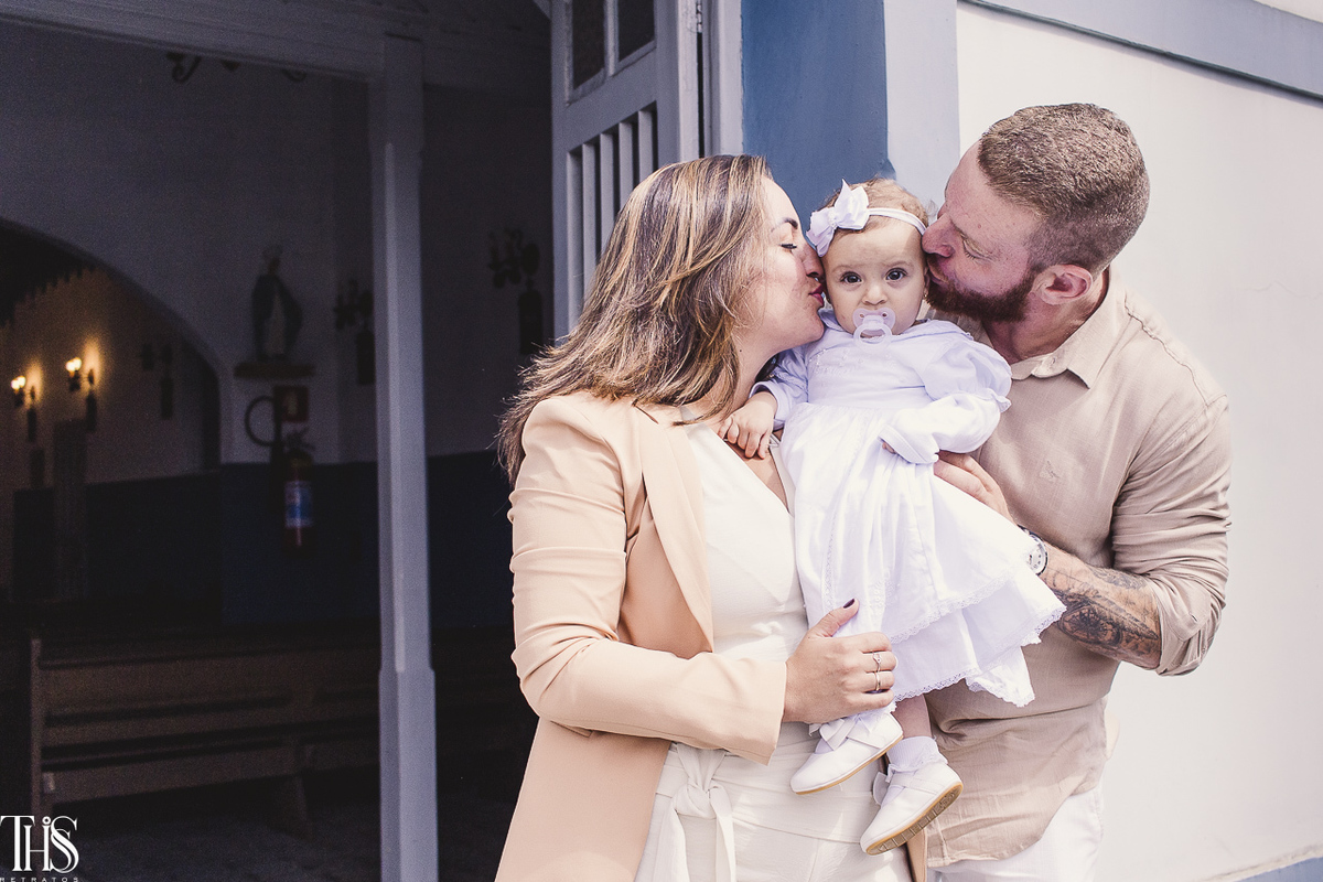 Família beijando bebê - Fotografa em SBC