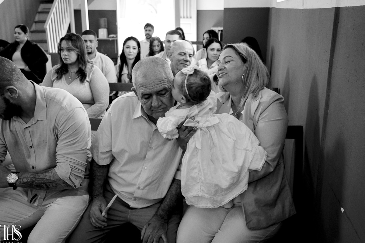 Neta beijando bochecha de avó - Fotografa em SBC