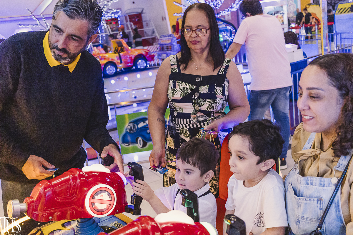 Família brincando em brinquedo - Fotografa em SBC