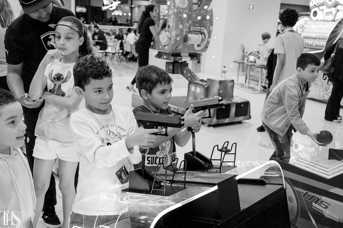 Crianças se divertindo em foto preto e branco - Fotografa em SBC