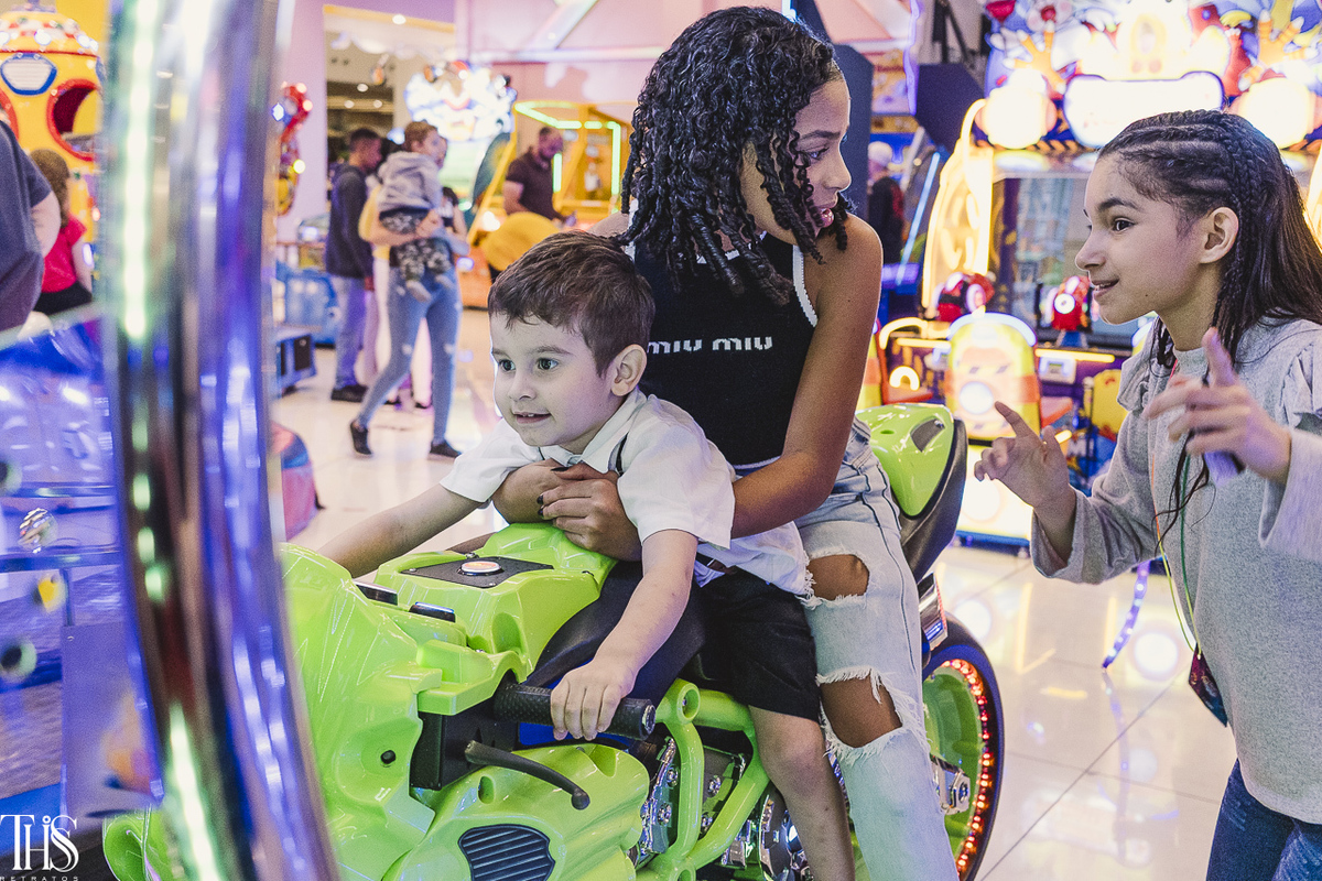 Crianças brincando com aniversariante - Fotografa em SBC