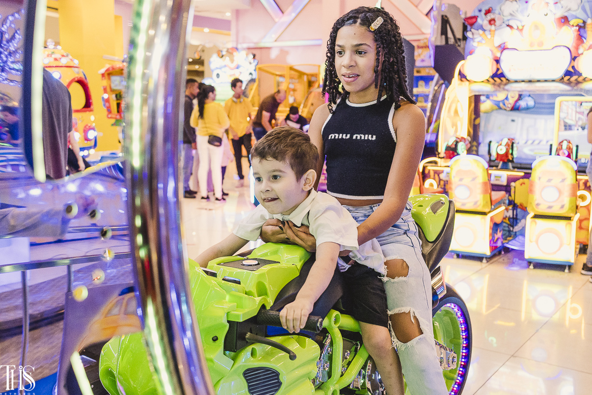 Aniversariante brincando em moto de brinquedo com outra criança - Fotografa em SBC