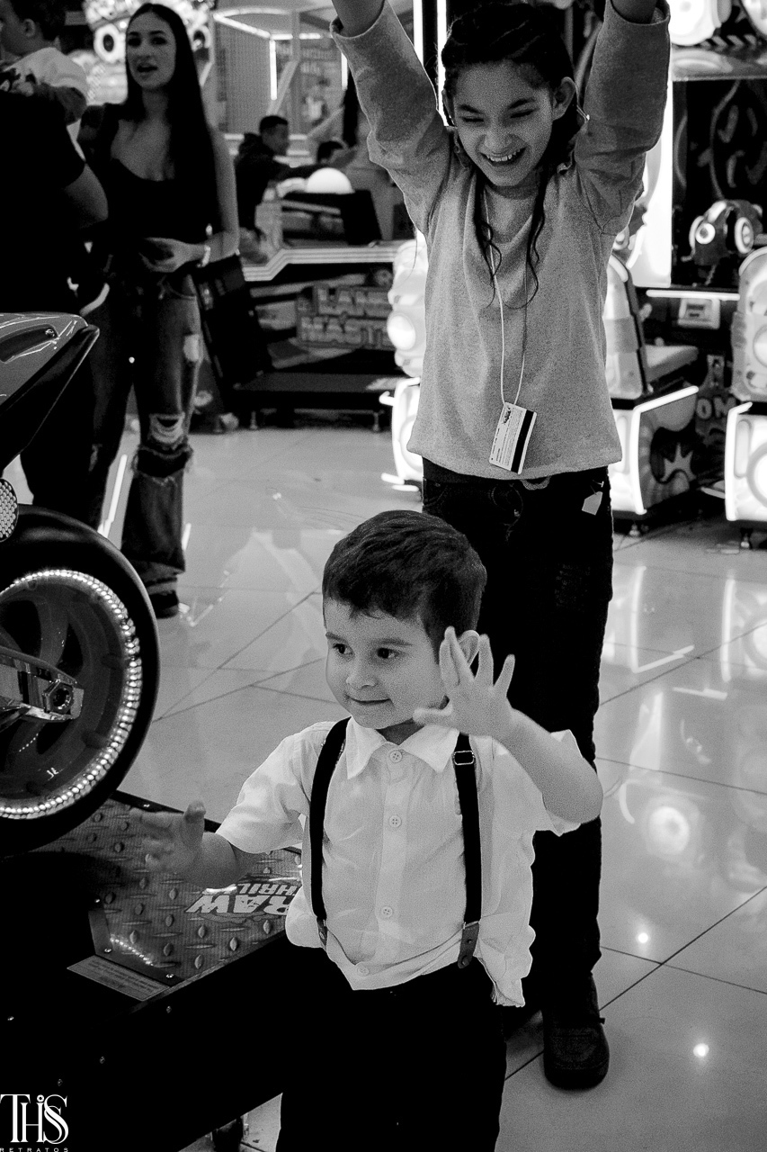 Aniversariante em foto preto e branco - Fotografa em SBC
