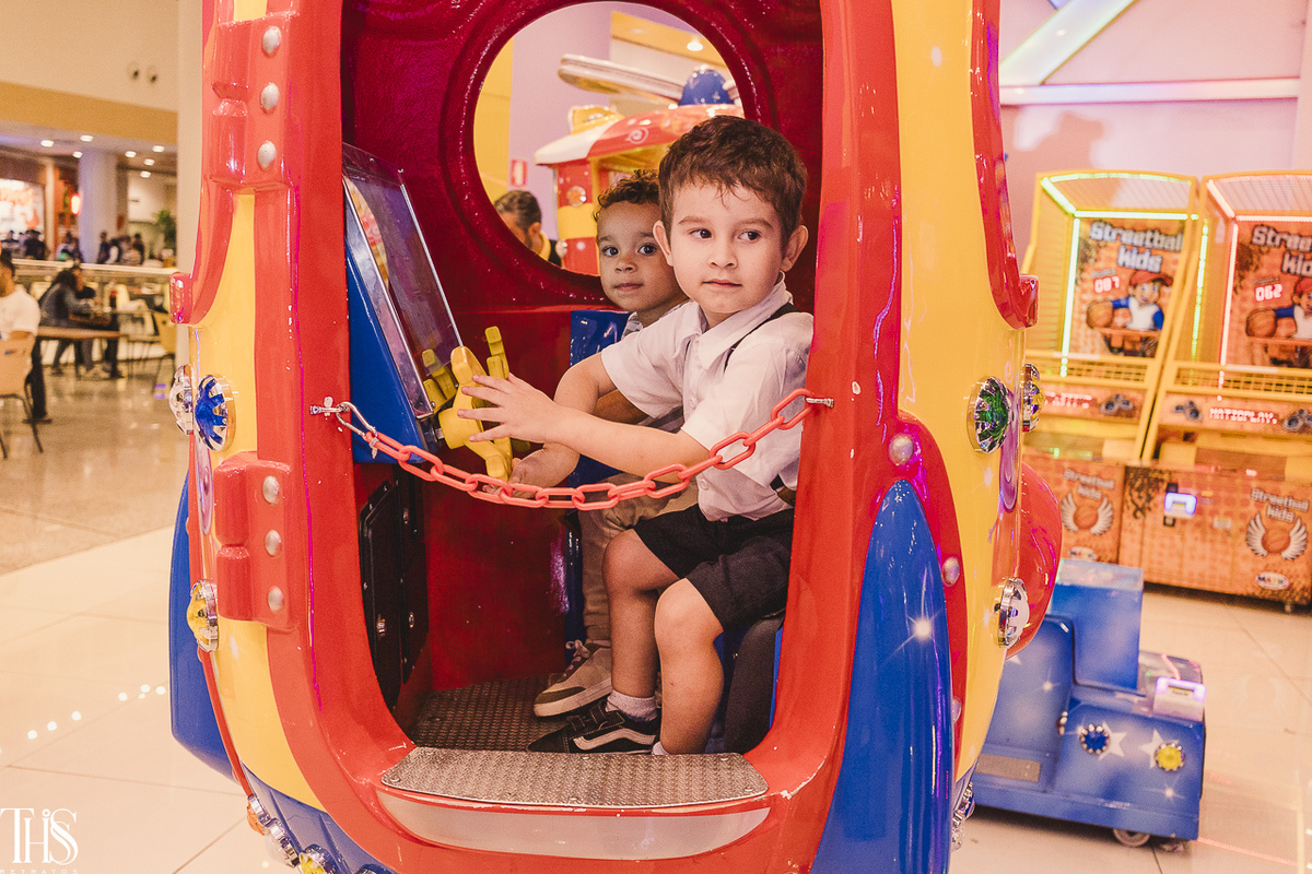 Aniversariante em brinquedo com outra criança - Fotografa em SBC