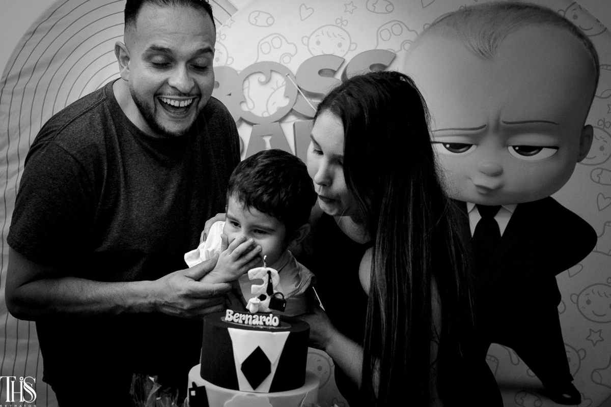 Família assoprando bolo de aniversariante