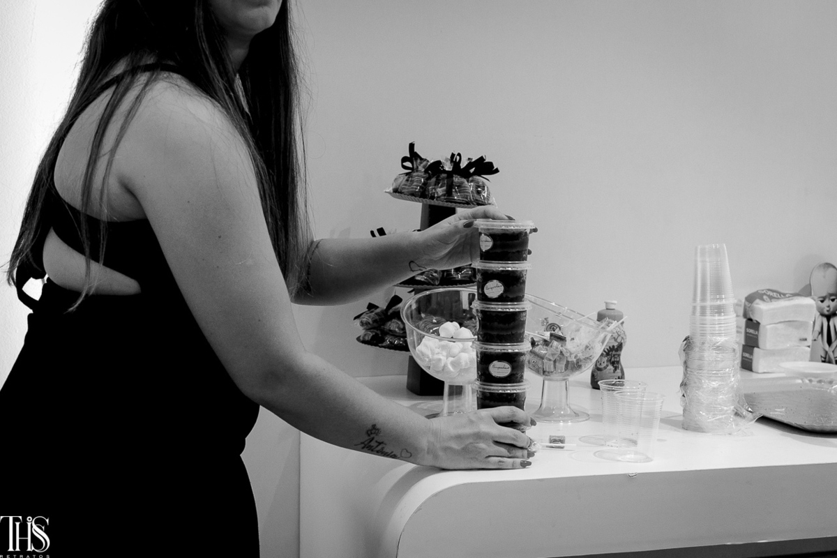 Mãe na mesa de doces em foto preto e branco - Fotografa em SBC