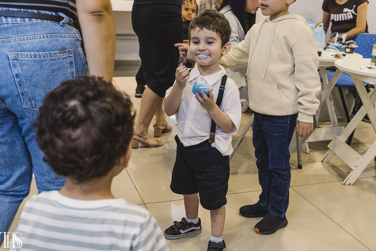 Aniversariante de 3 anos comendo doce - Fotografa em SBC