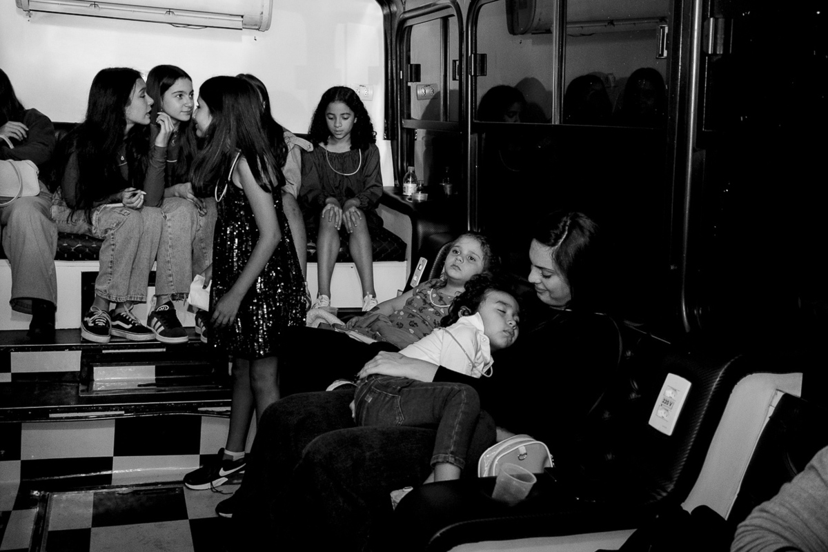 Crianças conversando e dormindo em foto preto e branco - Fotografa em SBC