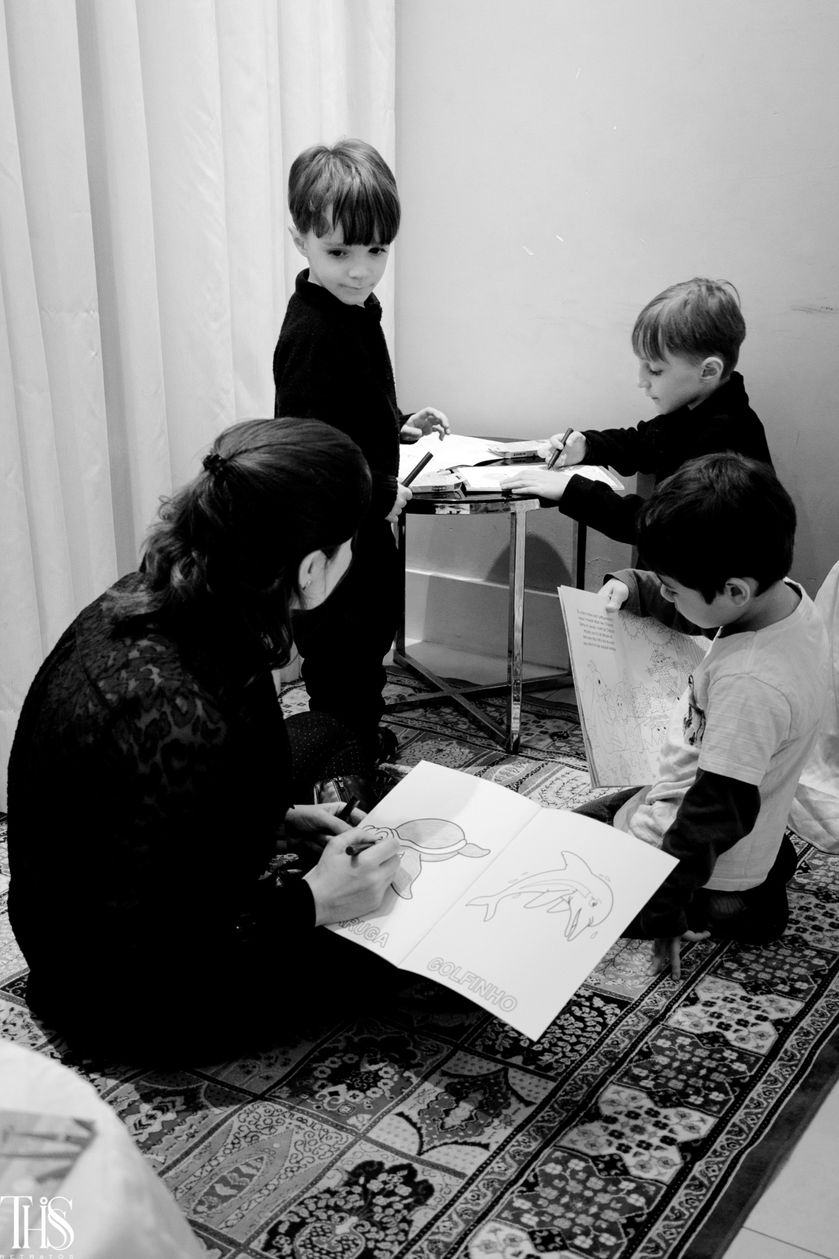 Crianças desenhando em foto preto e branco  - Fotografa em SBC