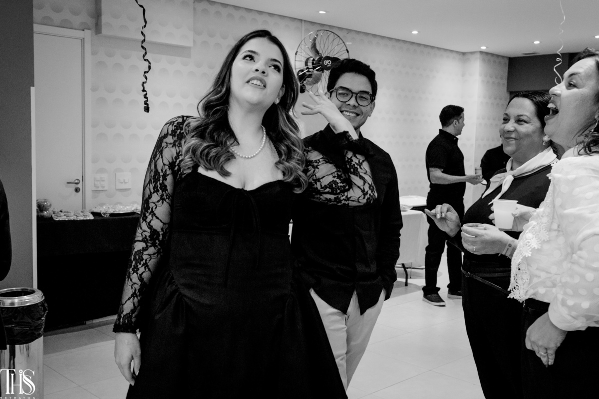 Mulher em foto preto e branco  - Fotografa em SBC