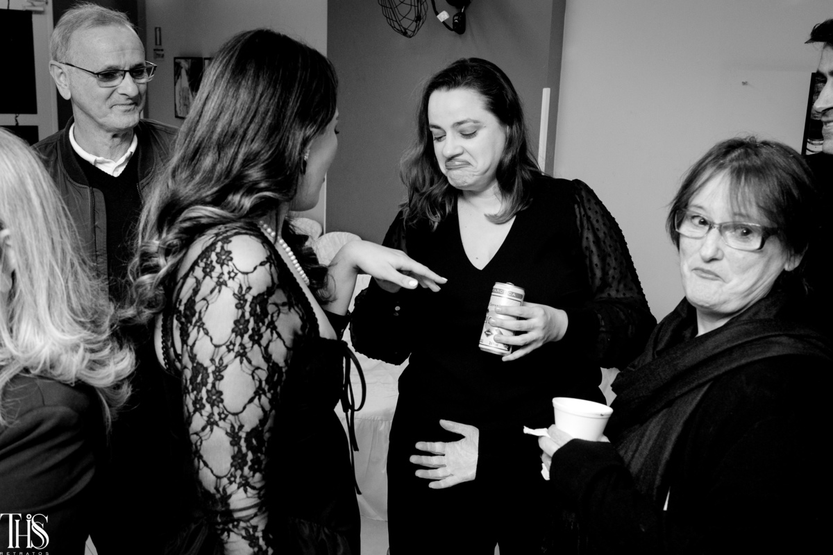 Familia em foto preto e branco brincando  - Fotografa em SBC