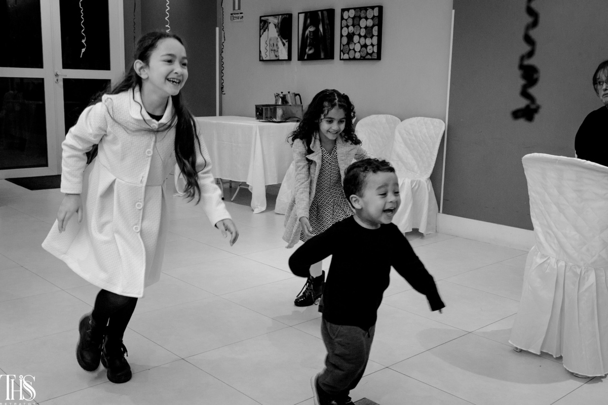 Crianças correndo em foto preto e branco  - Fotografa em SBC