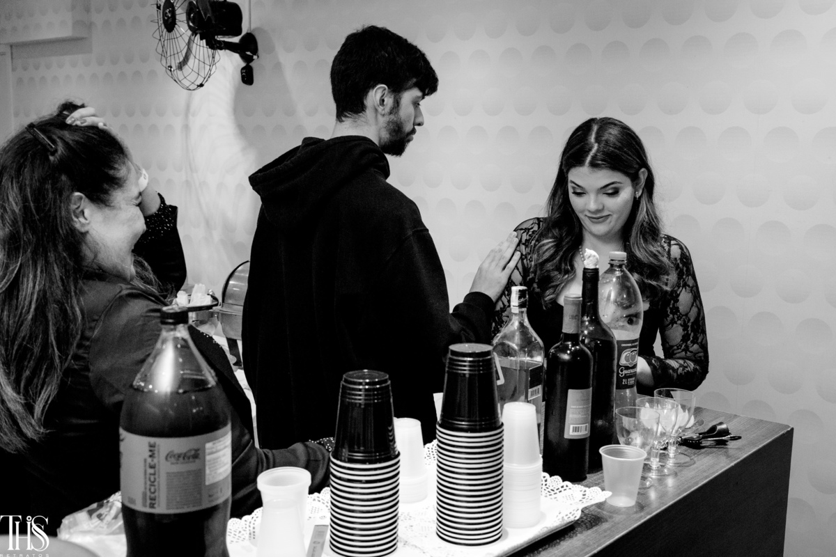 Convidados em foto preto e branco com aniversariante  - Fotografa em SBC