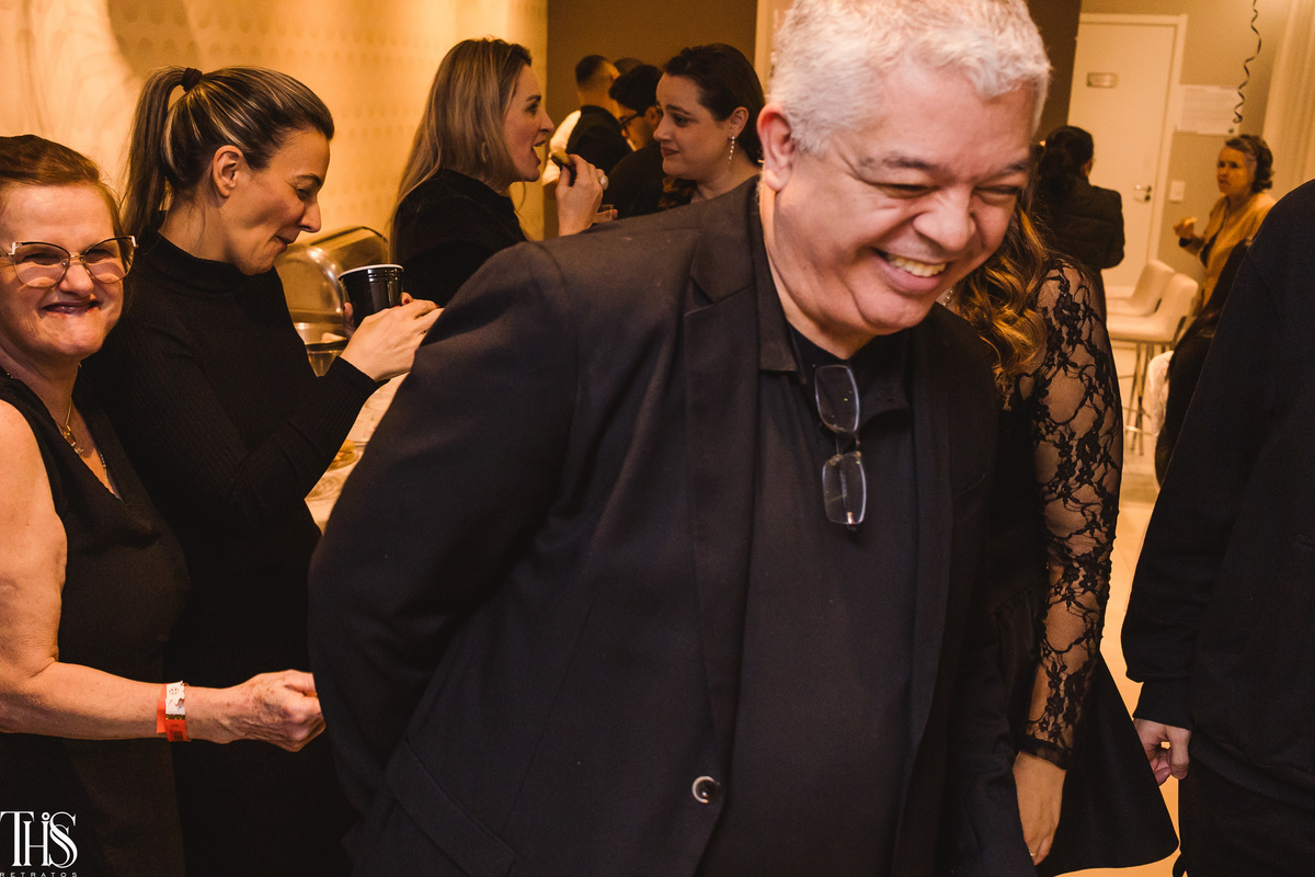 Homem rindo e mulher também  - Fotografa em SBC