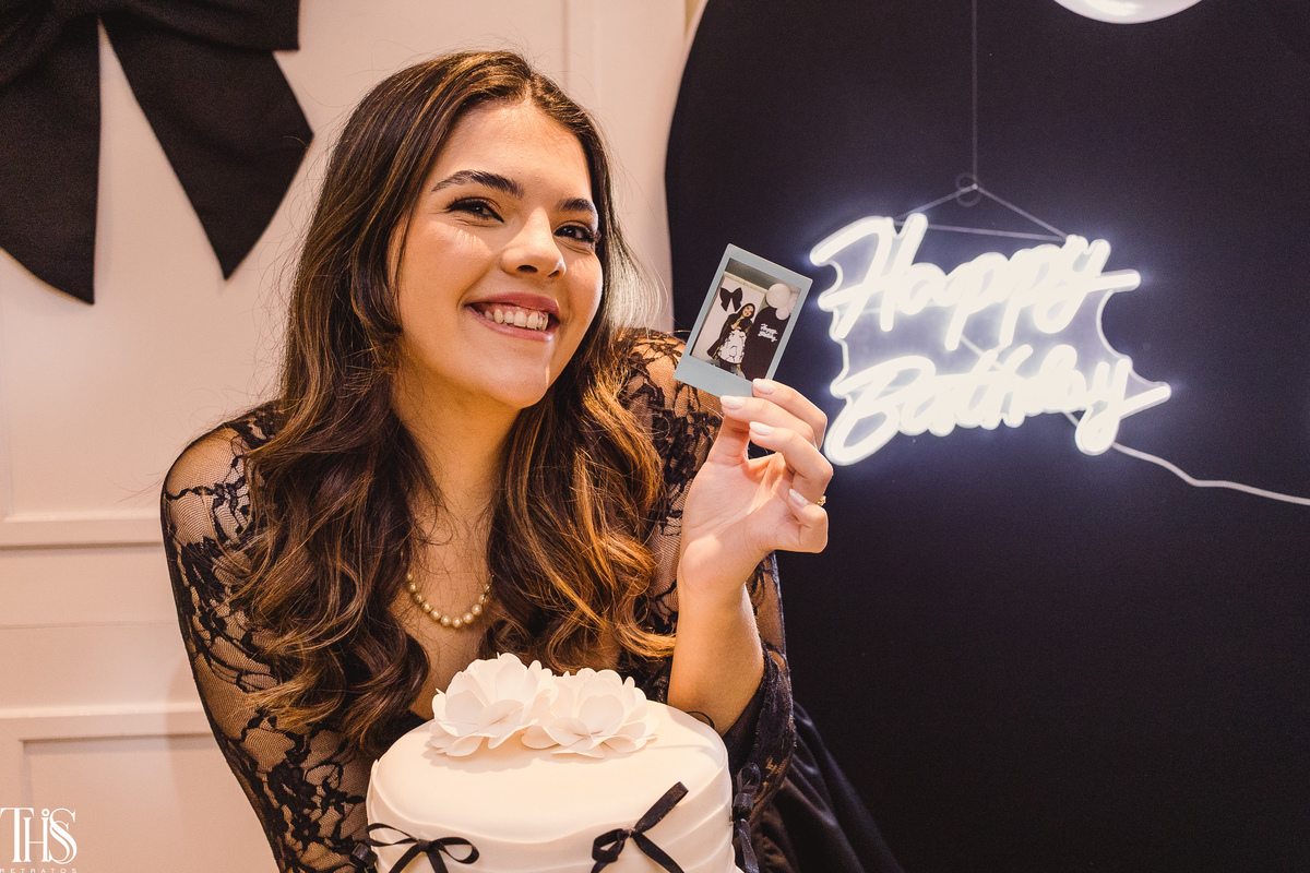 Aniversariante com foto polaroid  - Fotografa em SBC