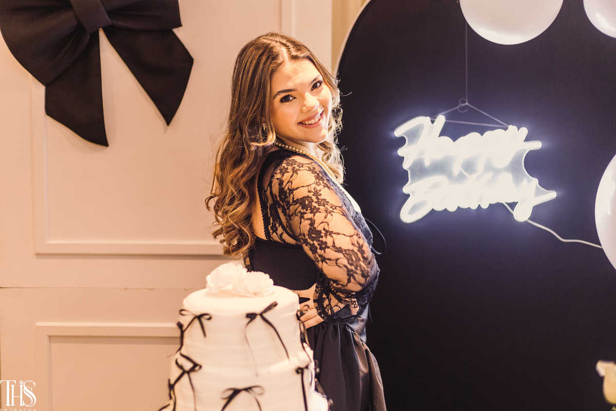 Mulher sorrindo em mesa de bolo  - Fotografa em SBC