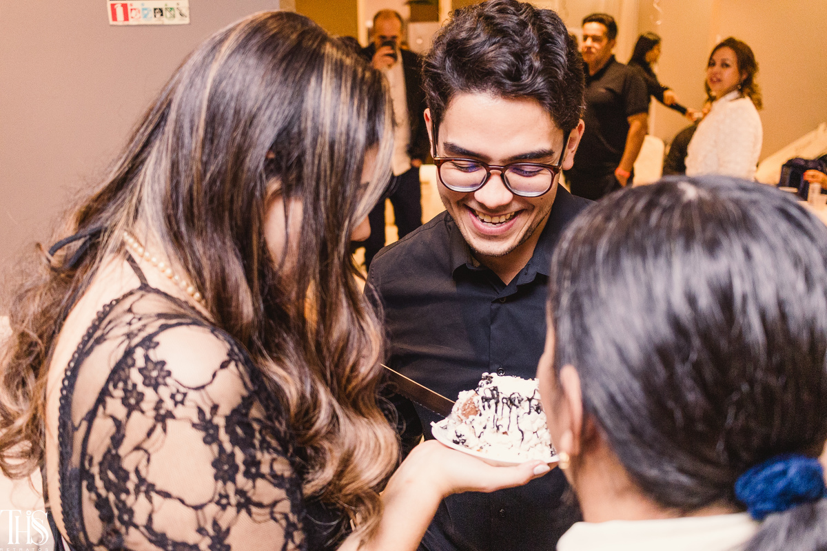 Aniversariante com bolo na mão ao lado dos convidados  - Fotografa em SBC