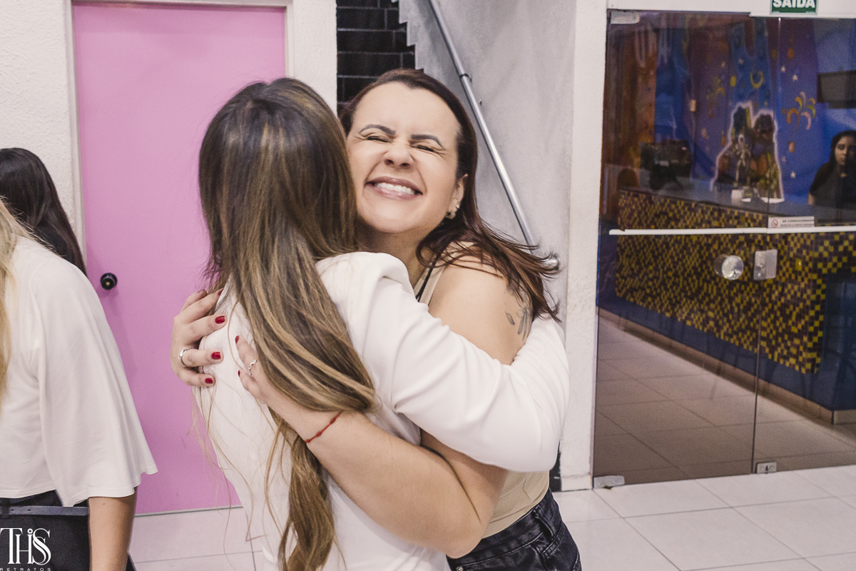 convidada abraçando aniversariante -Fotografa em SBC
