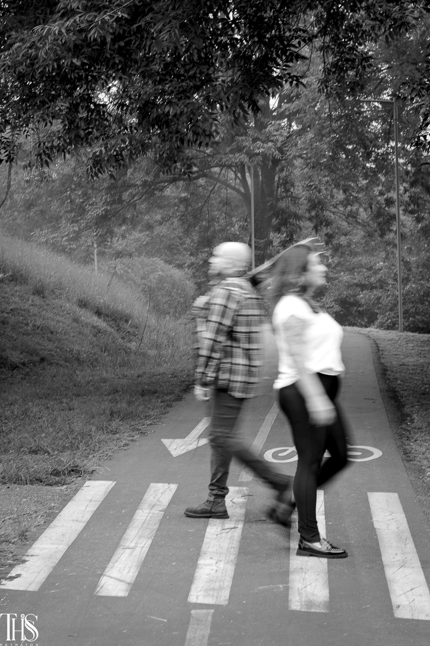 foto borrada de casal preto e branco - Fotografa em SBC
