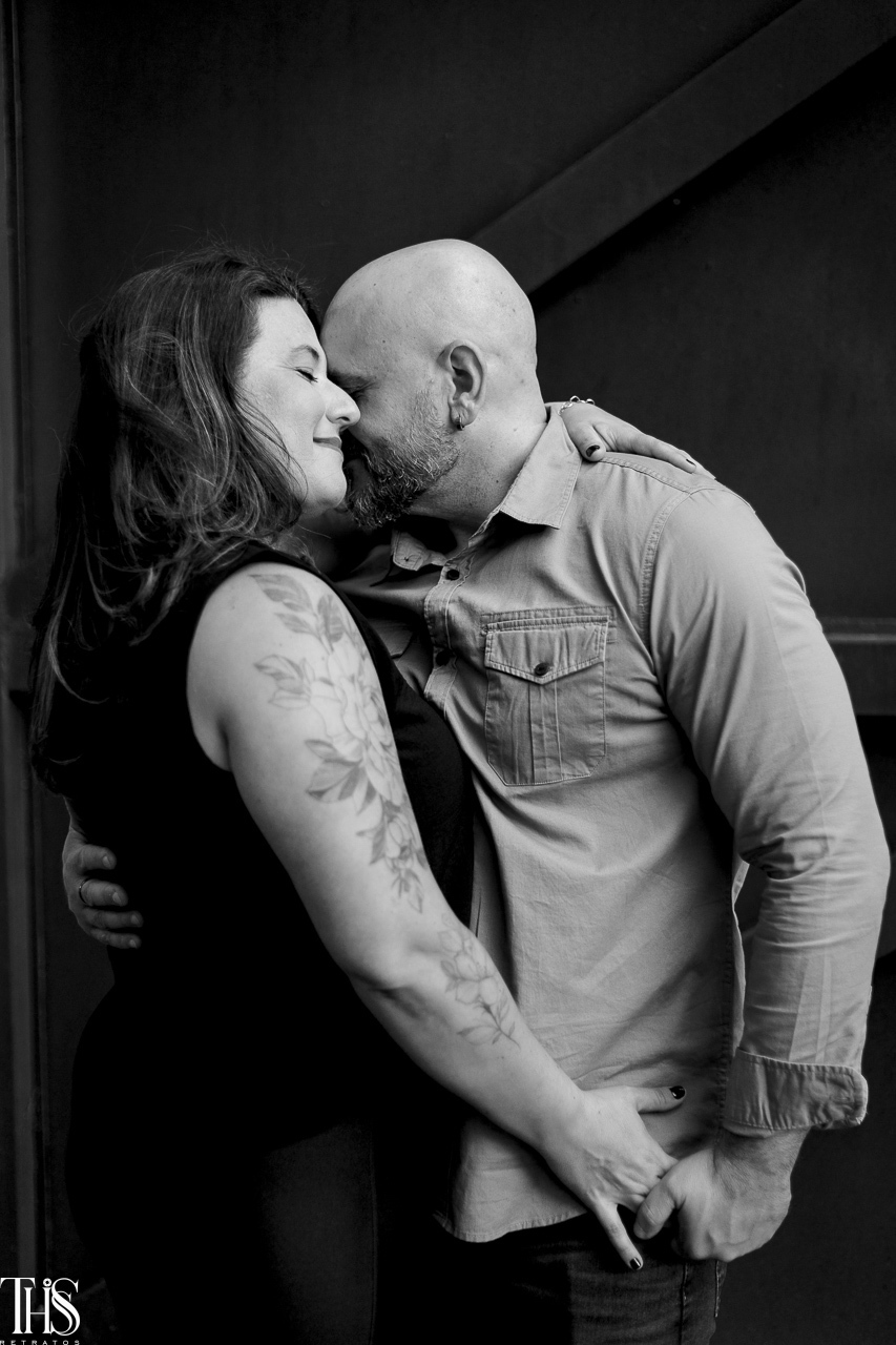 casal se abraçando em foto preto e branco - Fotografa em SBC