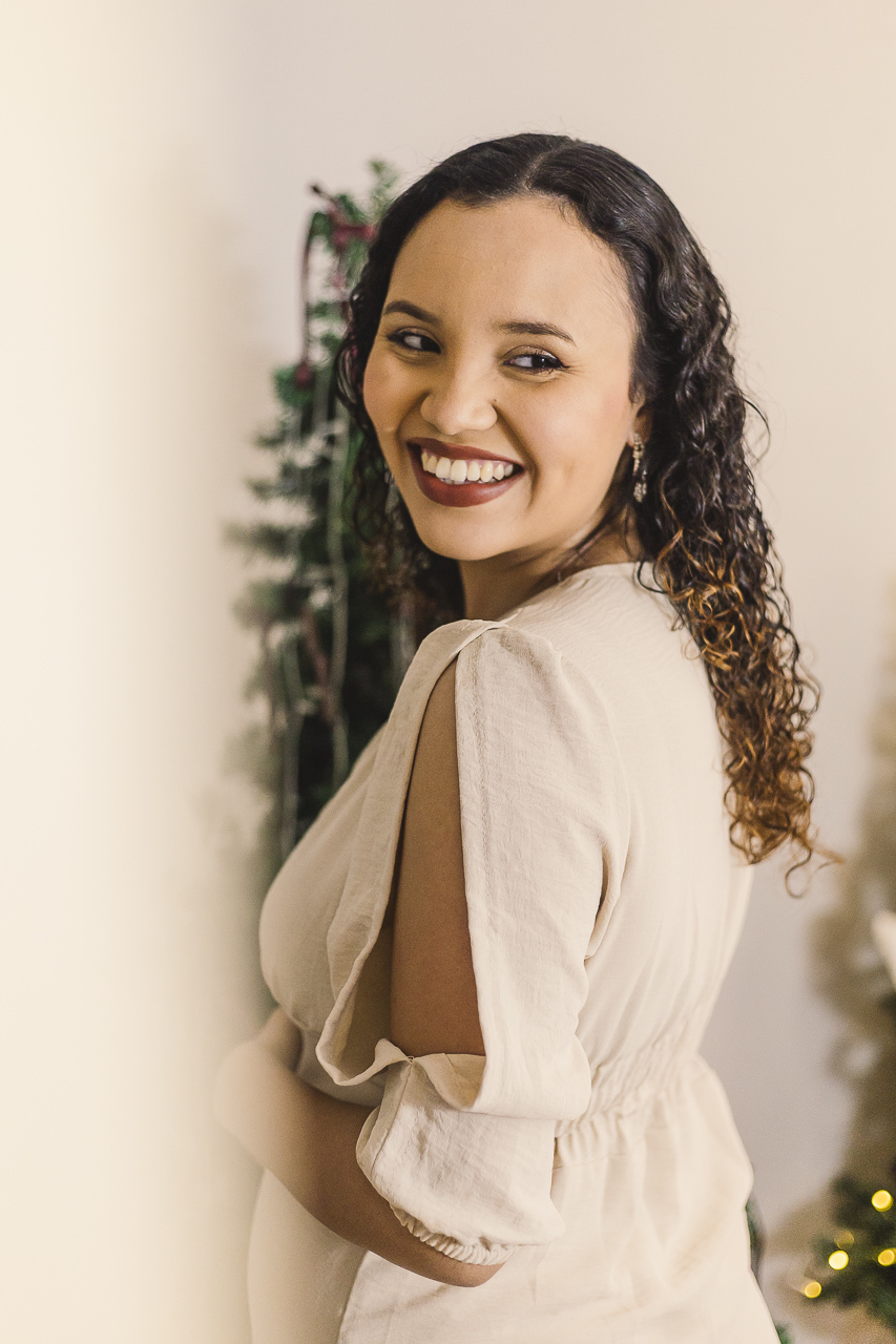 mulher sorrindo para camera em ensaio de natal v