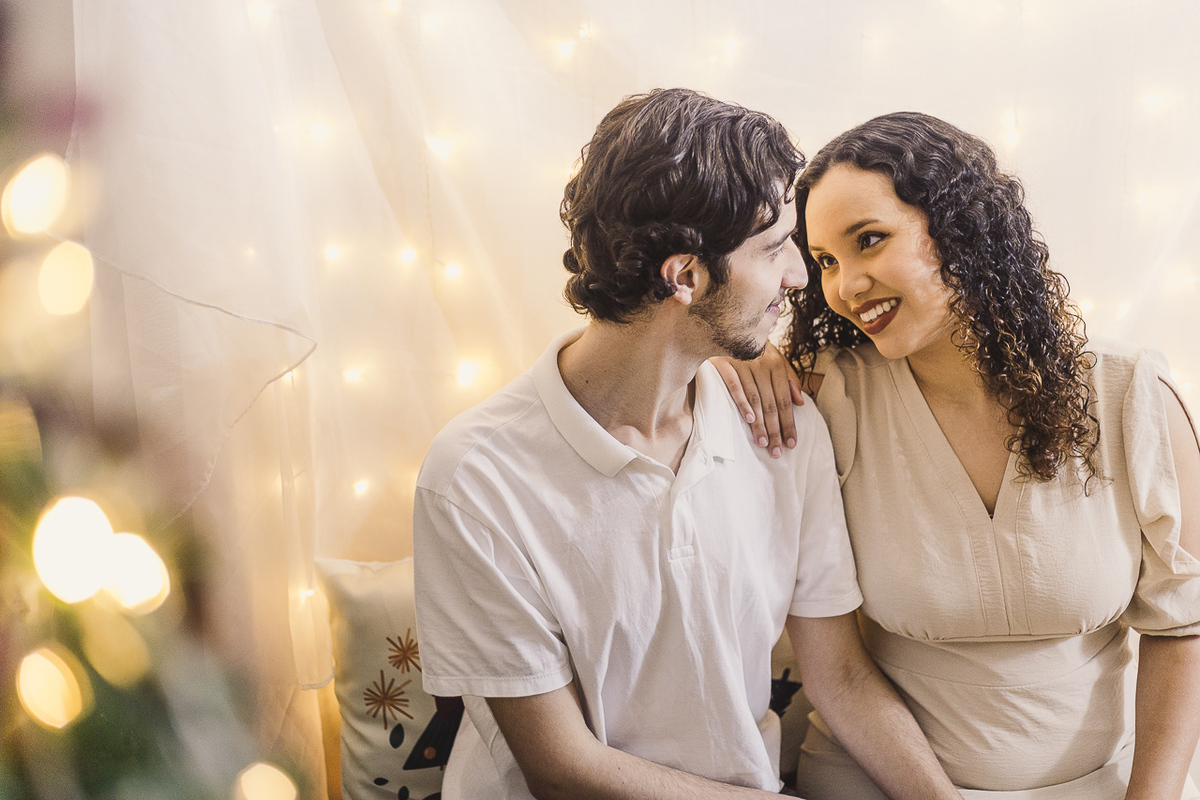 esposa olhando para marido em ensaio de natal -Fotografa em SBC