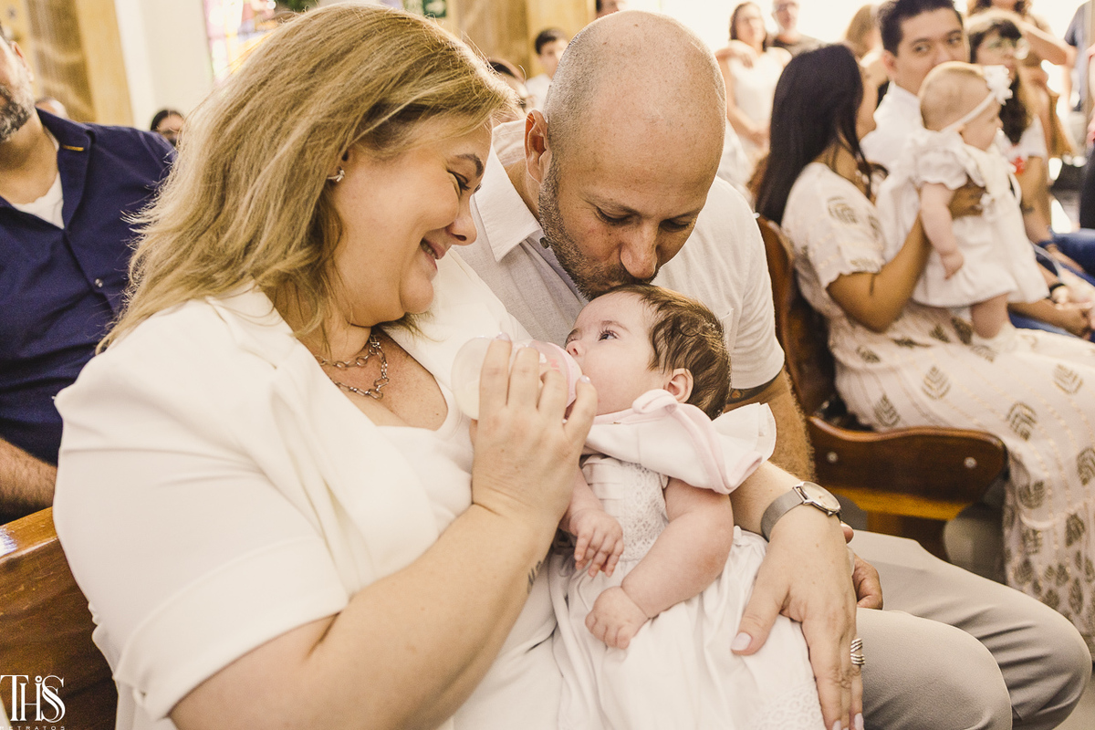mãe dando mamadeira para bebê em batizado -Fotografa em SBC