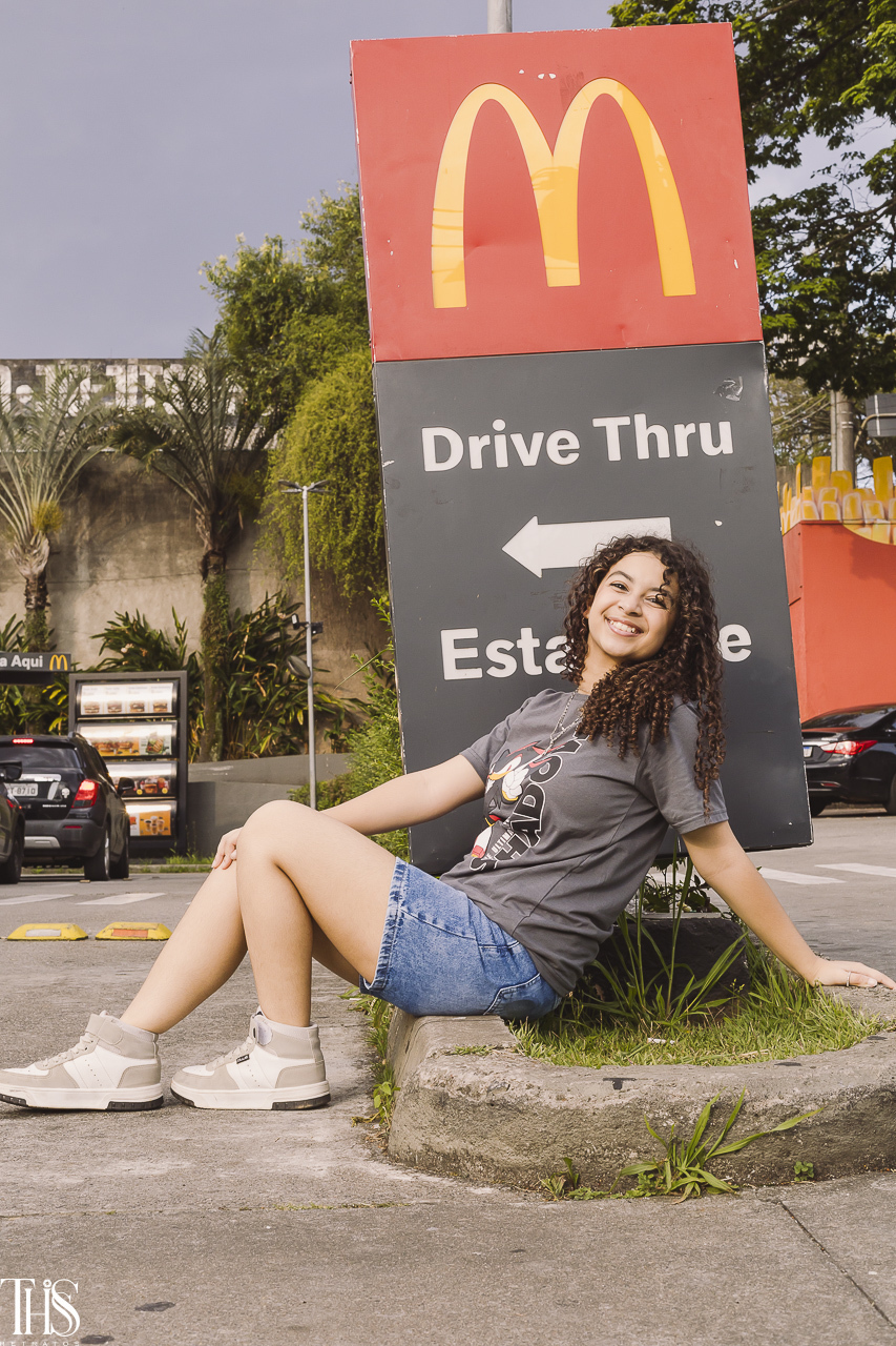 menina 15 anos sentada na calçada urbano street rua - Fotografa em sbc santo andré abc
