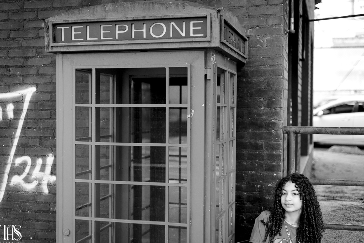 menina na frente de cabine telefonica reino unido ensaio debutante 15 anos urbano street - Fotografa em sbc santo andré abc