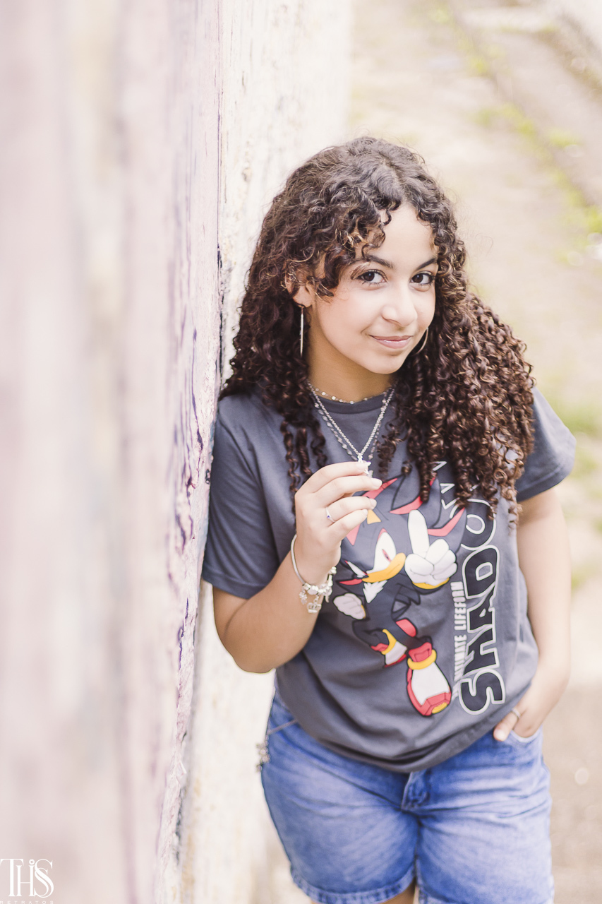 ensaio urbano 15 anos menina segurando colar - Fotografa em sbc santo andré abc