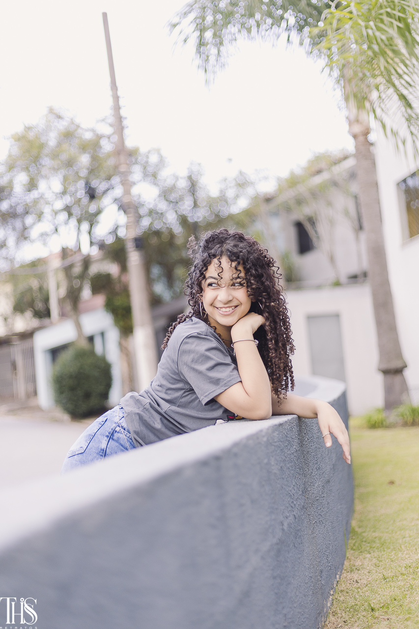 menina 15 anos apoiada muro ensaio urbano street rua - Fotografa em sbc santo andré abc