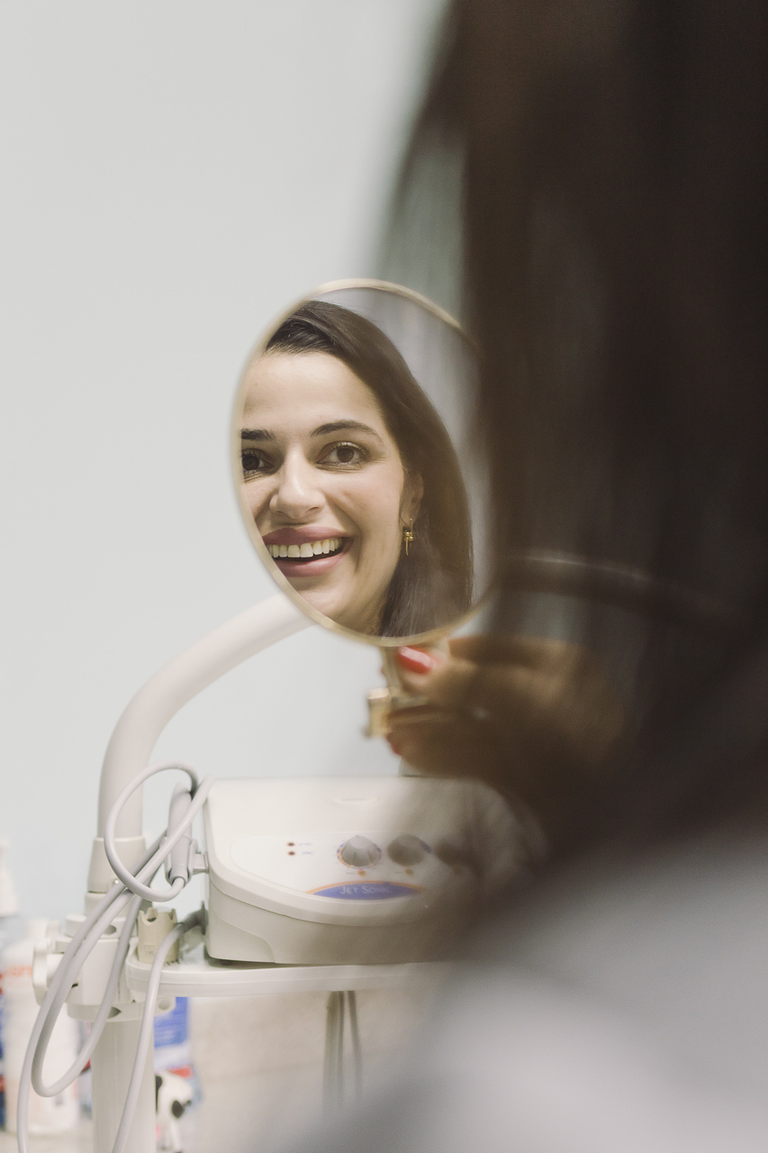 Ensaio de marca dentistas odontologia mulher olhando no espelho - Fotografa em sbc santo andré abc