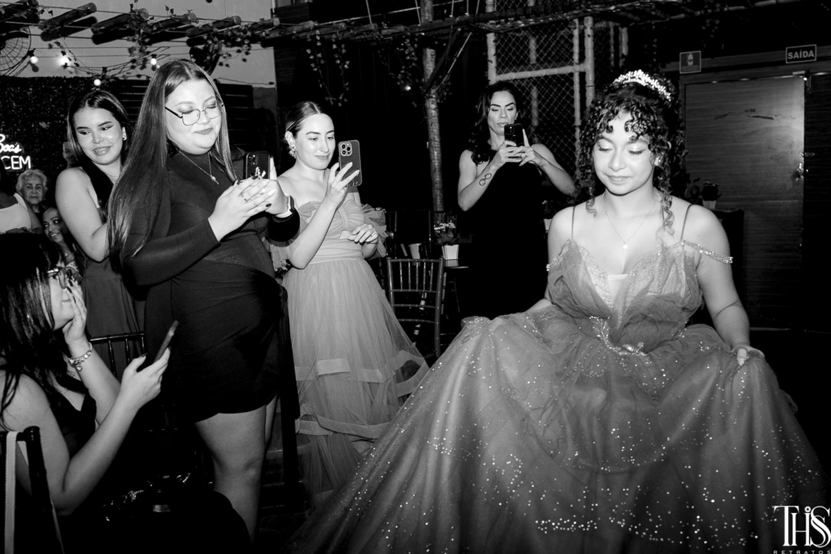 Foto preto e branco debutante em festa de 15 anos segurando vestido - fotografa em sbc sp