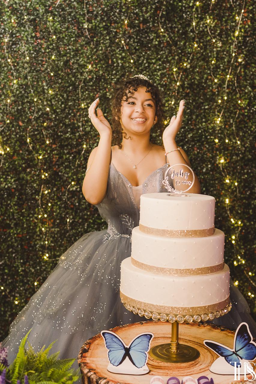 debutante na mesa do bolo - fotografa em sbc sp