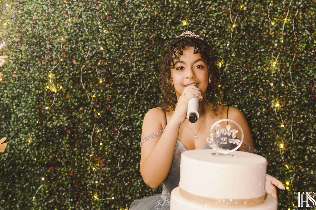 debutante com microfone na mesa do bolo - fotografa em sbc sp