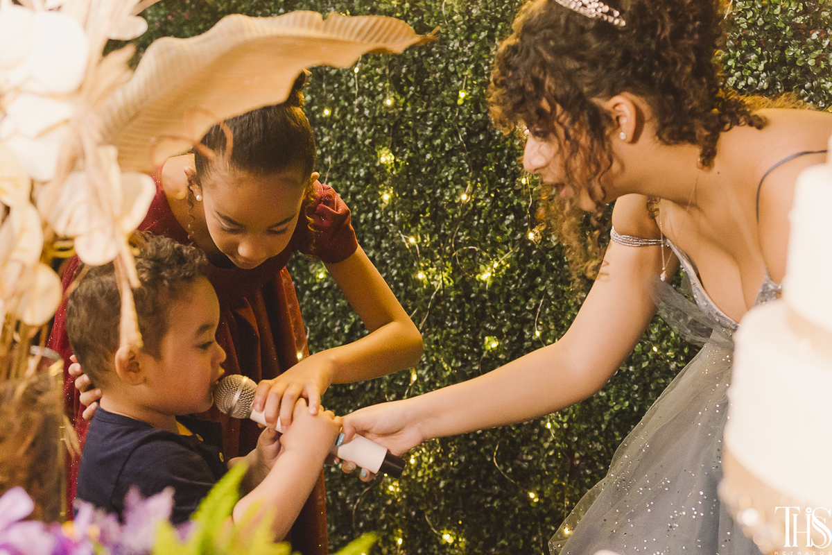 debutante dando microfone para bebê em festa de 15 anos - fotografa em sbc sp