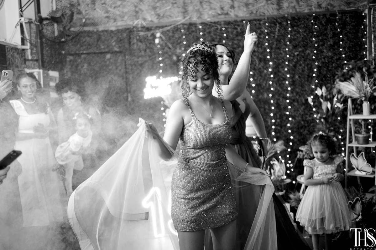 foto preto e branco debutante na pista de dança festa 15 anos - fotografa em sbc sp