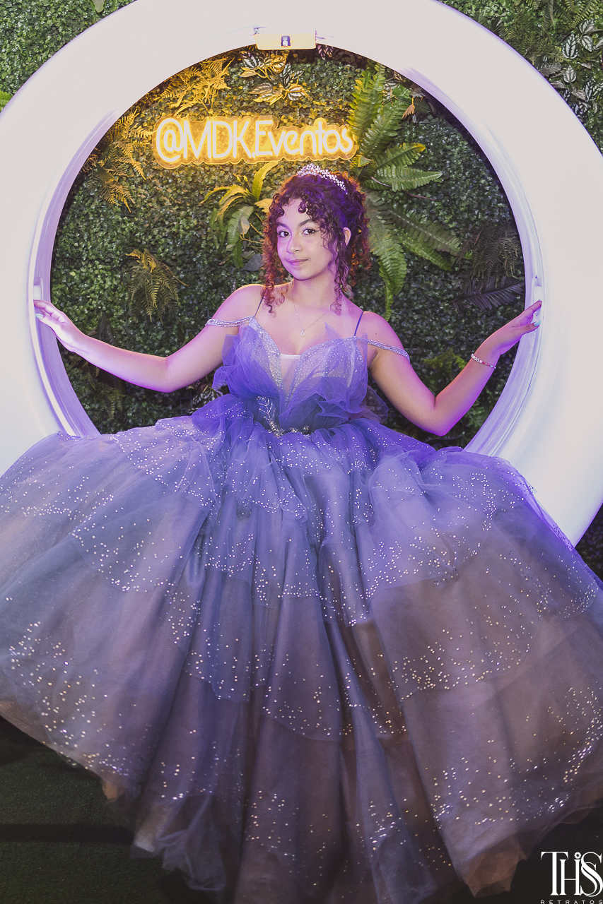 debutante sentada em festa de 15 anos - fotografa em sbc sp