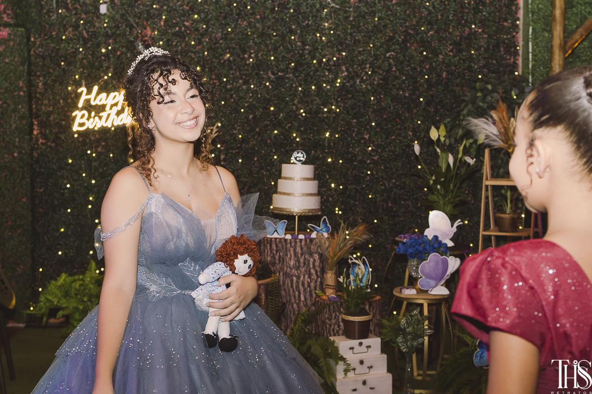 debutante com bonequinha na mão - fotografa em sbc sp