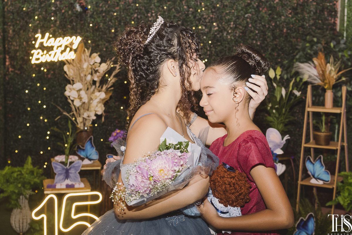 debutante beijando testa da irmã em festa de 15 anos - fotografa em sbc sp