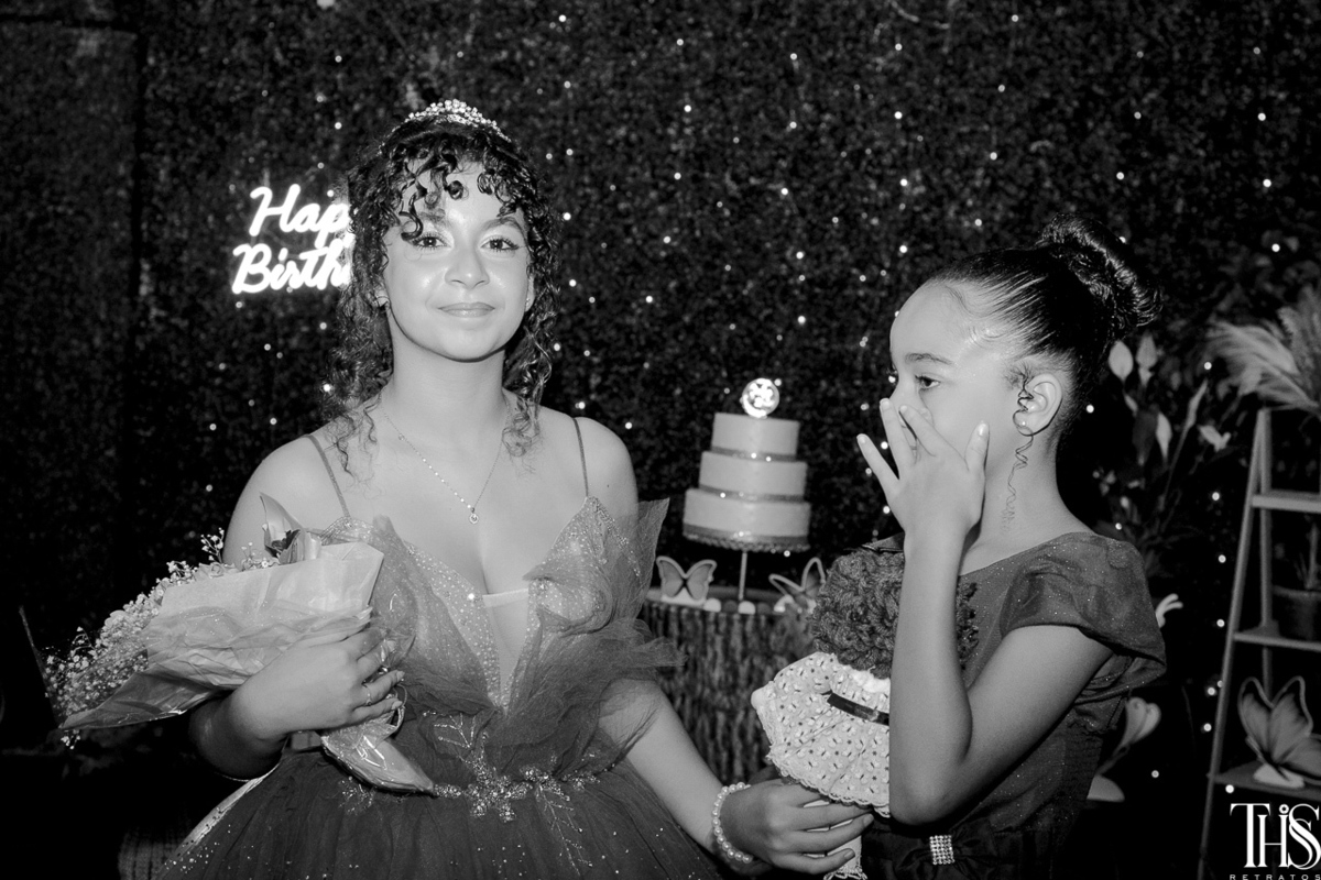 foto preto e branco debutante com buque festa de 15 anos - fotografa em sbc sp