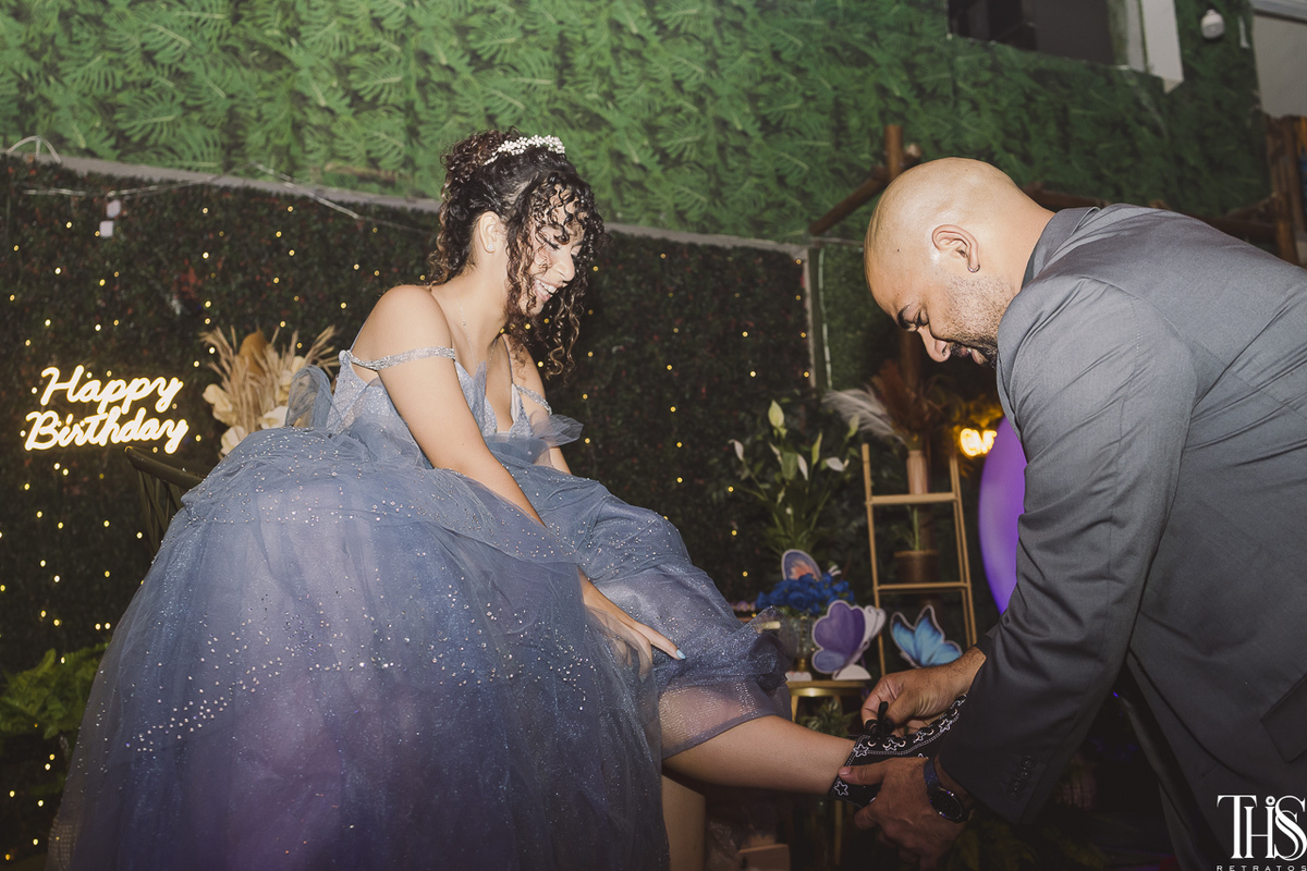 debutante trocando sapato festa de 15 anos - fotografa em sbc sp