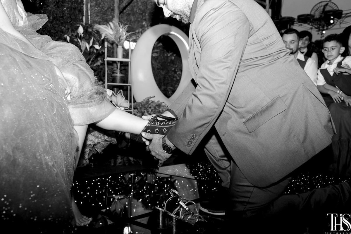 debutante trocando sapato em foto preto e branco - fotografa em sbc sp