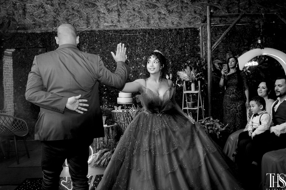 debutante dançando valsa com o pai  foto preto e branco - fotografa em sbc sp