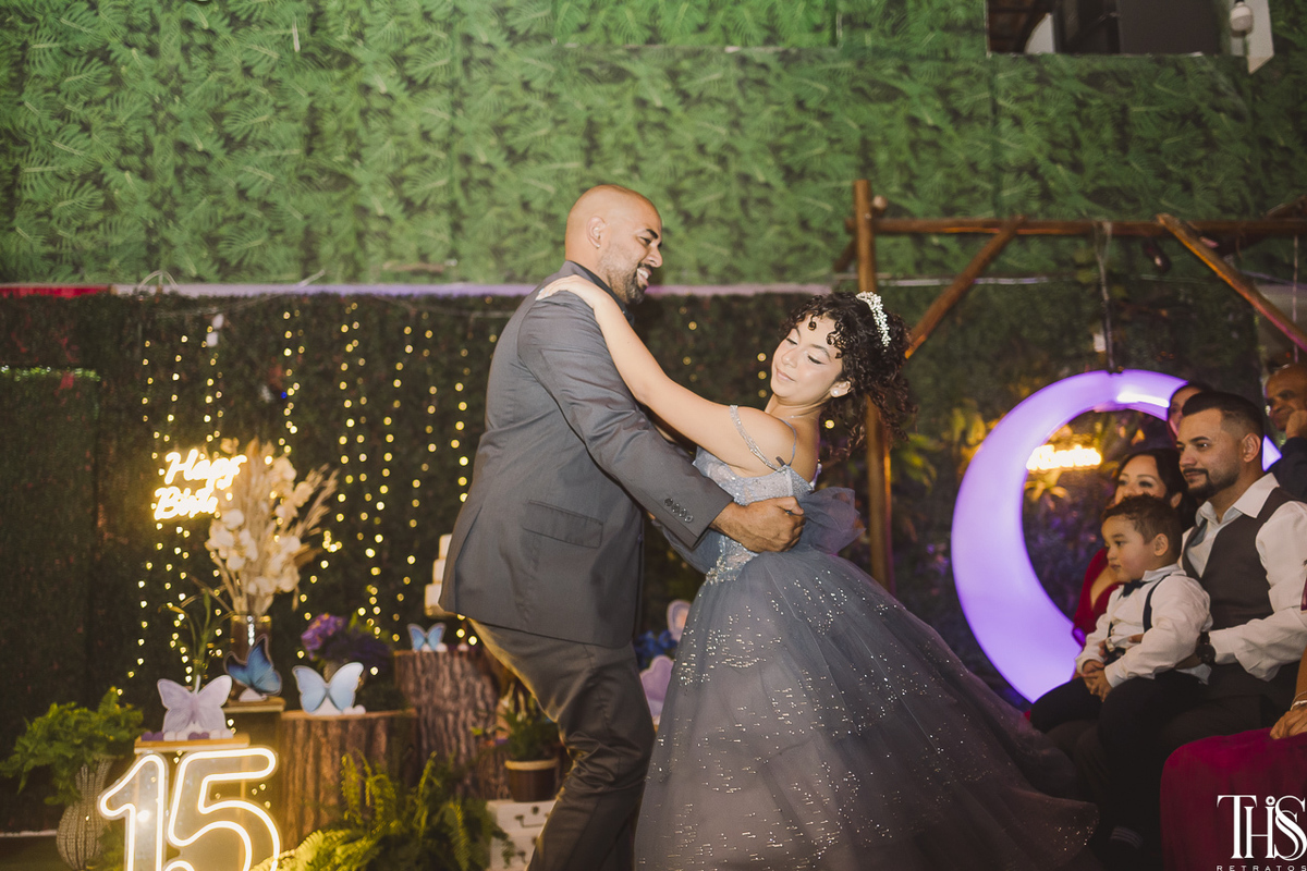 debutante dançando valsa com o pai festa de 15 anos - fotografa em sbc sp