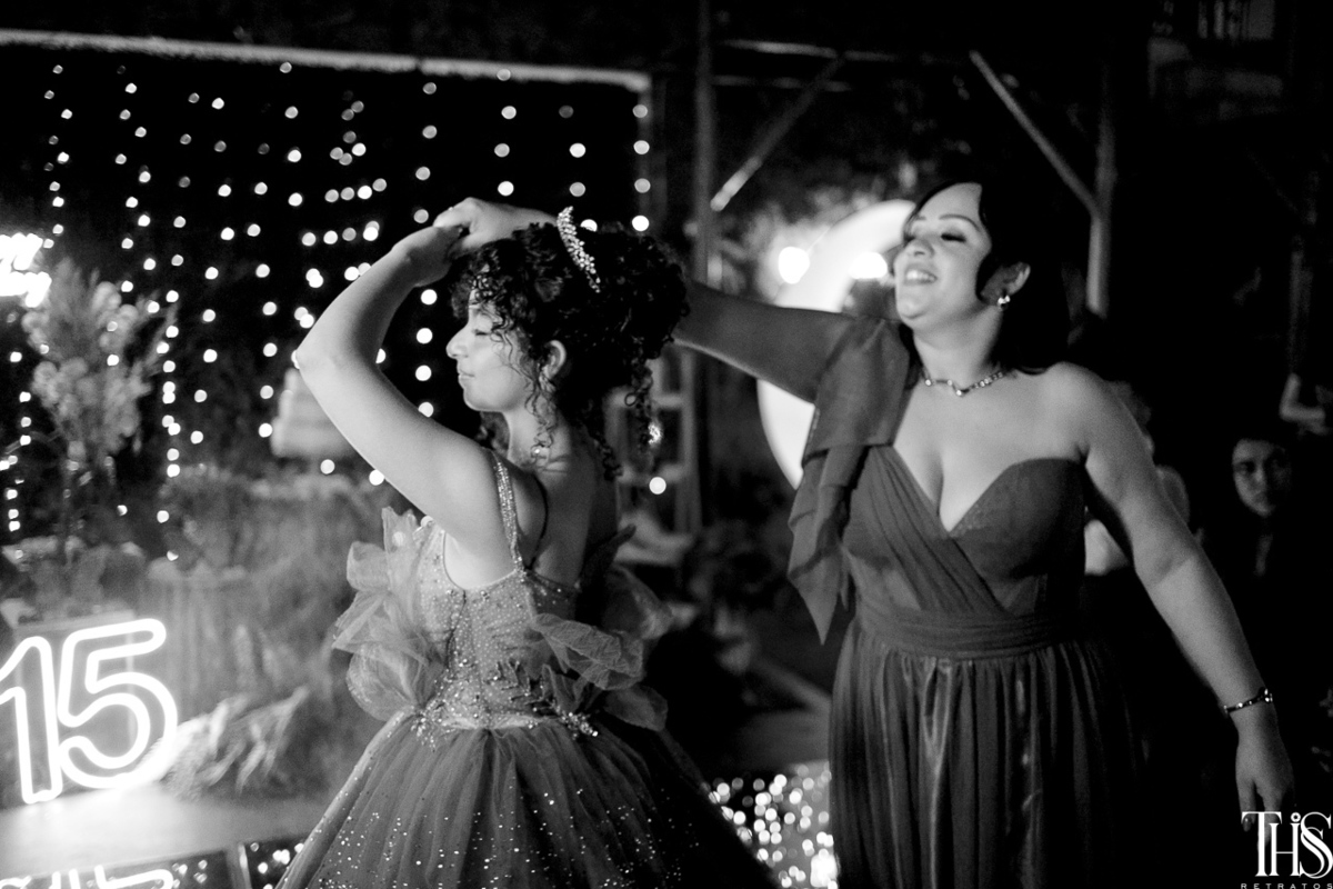 Debutante dançando com a mãe em festa de 15 anos - fotografa em sbc sp