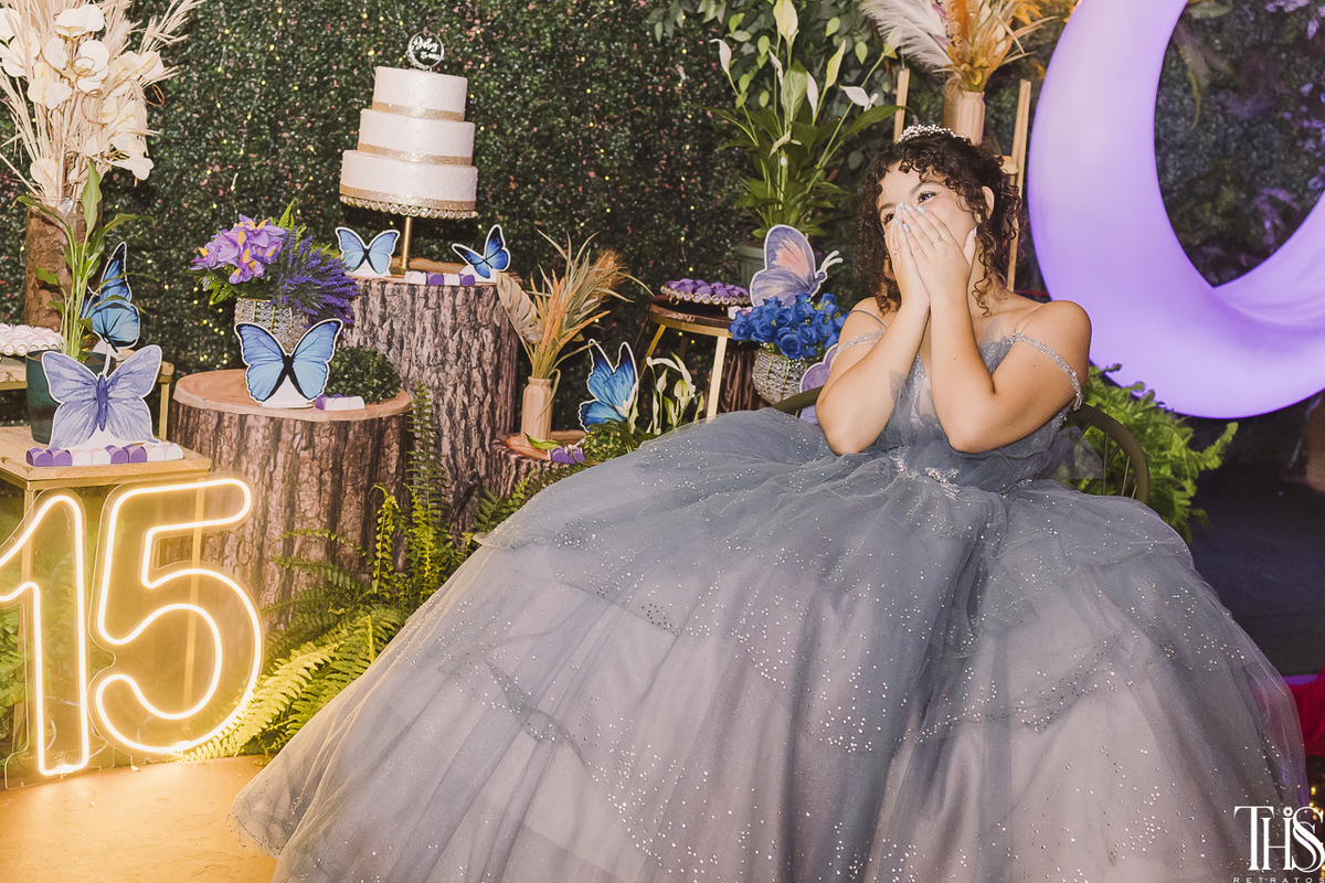 debutante com mão no rosto festa 15 anos  - fotografa em sbc sp