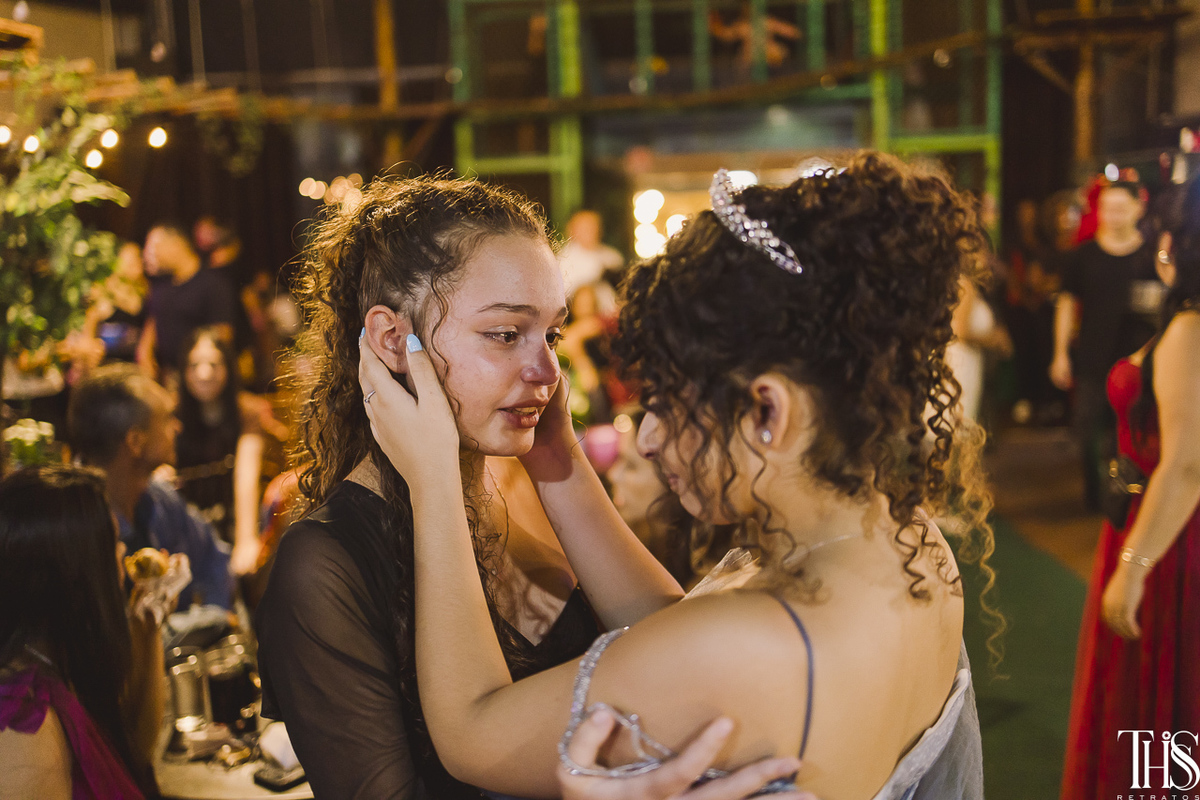 debutante abraçando amiga - fotografa em sbc sp