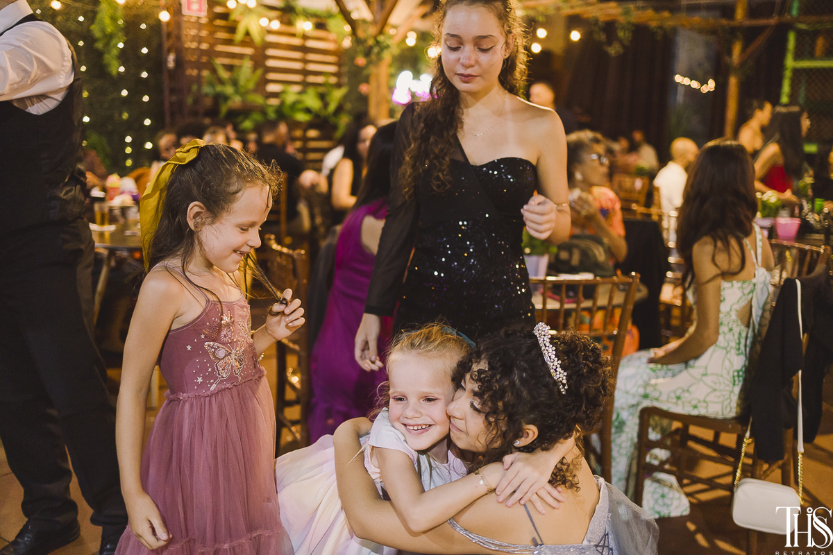 debutante abraçando menina pequena - fotografa em sbc sp